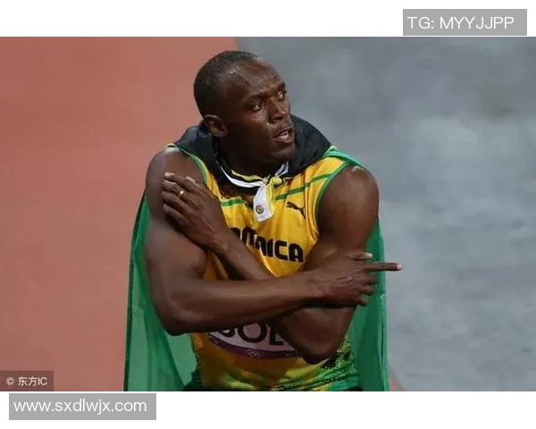 足球明星身披斗篷的神秘瞬间展现了他们的魅力与风采