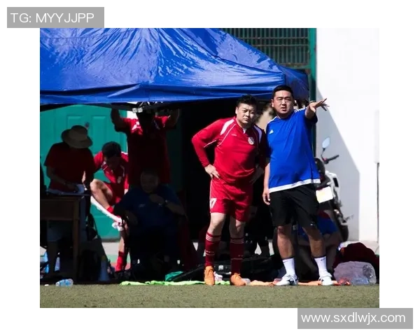 韩国足球明星参与军训活动展现坚韧精神与团队合作精神的精彩瞬间